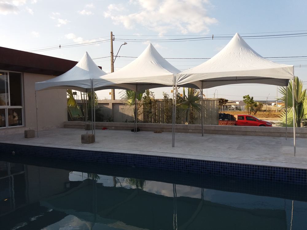 Três tendas chapéu de bruxa da Mestre Tendas montadas em conjunto na área de piscina