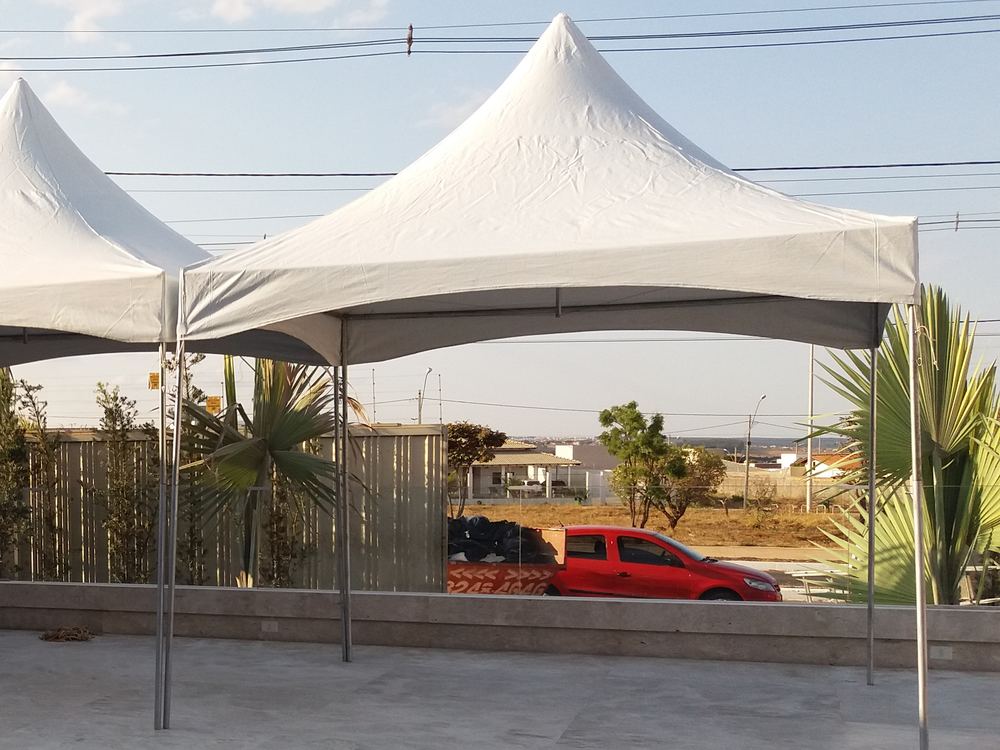 Tenda chapéu de bruxa branca de topo alto, modelo fabricado pela Mestre Tendas